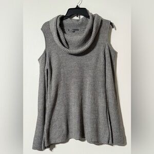 89th & Madison Gray Cold Shoulder Sweater with Metallic Threads - Size Medium